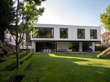 Lujo y Funcionalidad - Casa en Venta en Los Encinos Country Club