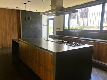 Lujo y Funcionalidad - Casa en Venta en Los Encinos Country Club
