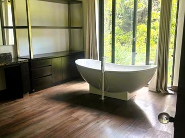 Lujo y Funcionalidad - Casa en Venta en Los Encinos Country Club