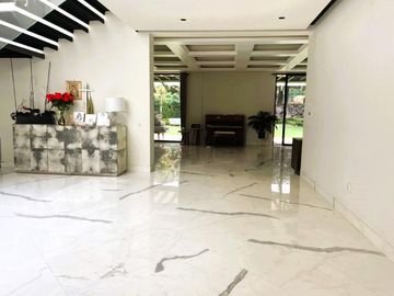 Lujo y Funcionalidad - Casa en Venta en Los Encinos Country Club