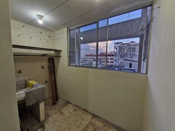 Venta de Depart Centro de Gye, 3 Habitaciones, con ascensor. (LC)