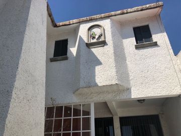 CASA EN RENTA  EN LOMAS DE VALLE DORADO, VIGILANCIA.