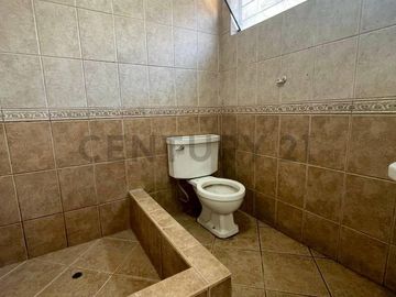 Hermosa casa de 3 pisos ubicada a solo una cuadra de la Estación del tren.