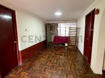 Hermosa casa de 3 pisos ubicada a solo una cuadra de la Estación del tren.