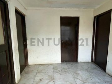 Hermosa casa de 3 pisos ubicada a solo una cuadra de la Estación del tren.