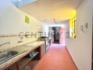 Hermosa casa de 3 pisos ubicada a solo una cuadra de la Estación del tren.