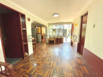 Hermosa casa de 3 pisos ubicada a solo una cuadra de la Estación del tren.