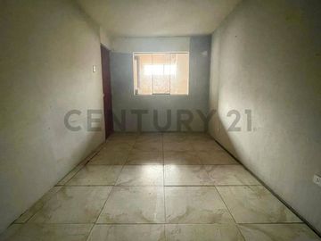 Hermosa casa de 3 pisos ubicada a solo una cuadra de la Estación del tren.