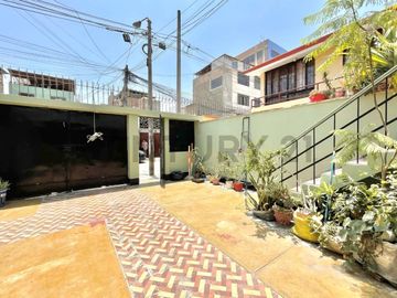 Hermosa casa de 3 pisos ubicada a solo una cuadra de la Estación del tren.