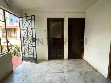Hermosa casa de 3 pisos ubicada a solo una cuadra de la Estación del tren.