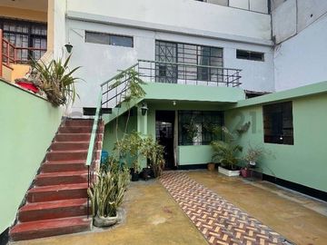 Hermosa casa de 3 pisos ubicada a solo una cuadra de la Estación del tren.
