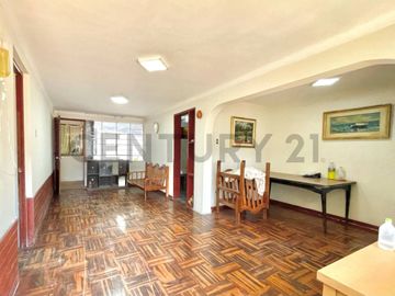 Hermosa casa de 3 pisos ubicada a solo una cuadra de la Estación del tren.
