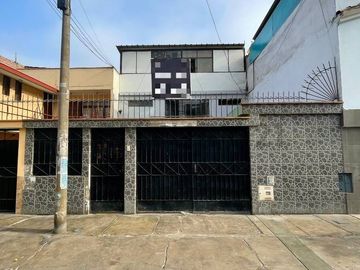 Hermosa casa de 3 pisos ubicada a solo una cuadra de la Estación del tren.