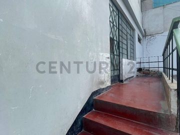 Hermosa casa de 3 pisos ubicada a solo una cuadra de la Estación del tren.