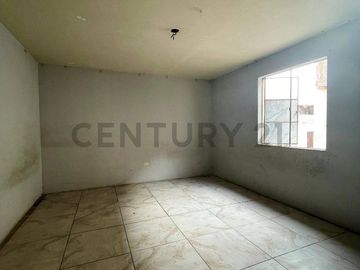 Hermosa casa de 3 pisos ubicada a solo una cuadra de la Estación del tren.