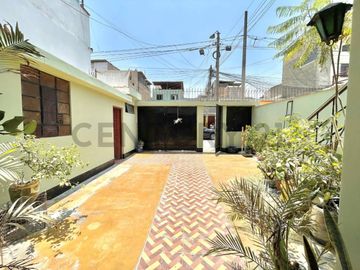 Hermosa casa de 3 pisos ubicada a solo una cuadra de la Estación del tren.