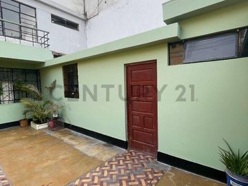 Hermosa casa de 3 pisos ubicada a solo una cuadra de la Estación del tren.