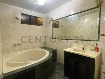 Hermosa casa de 3 pisos ubicada a solo una cuadra de la Estación del tren.