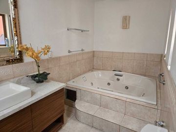 CASA EN JARDINES DEL BOSQUE