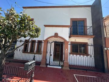 CASA EN JARDINES DEL BOSQUE