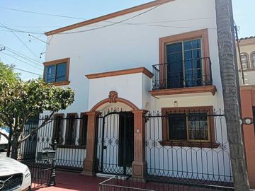 CASA EN JARDINES DEL BOSQUE