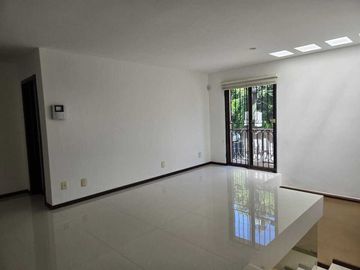 CASA EN JARDINES DEL BOSQUE