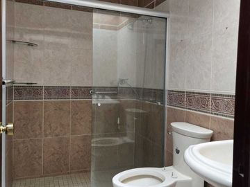 CASA EN JARDINES DEL BOSQUE