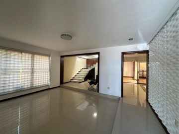 CASA EN JARDINES DEL BOSQUE