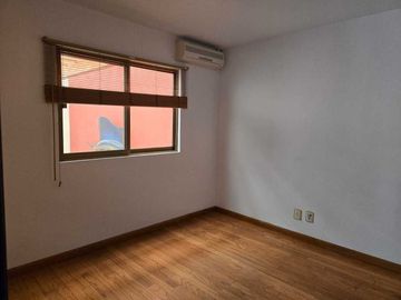 CASA EN JARDINES DEL BOSQUE