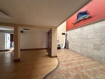 CASA EN JARDINES DEL BOSQUE