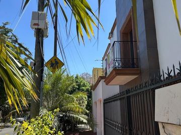 CASA EN JARDINES DEL BOSQUE