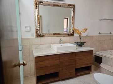 CASA EN JARDINES DEL BOSQUE