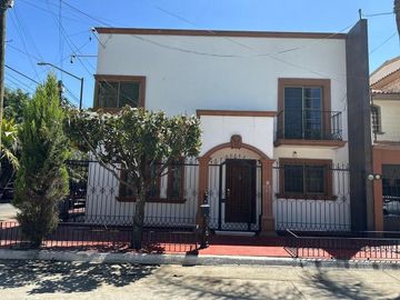 CASA EN JARDINES DEL BOSQUE