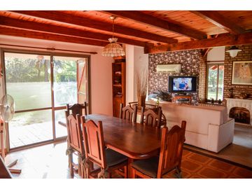 CASA QUINTA EN FUNES CON AMPLIO TERRENO (2700M2)