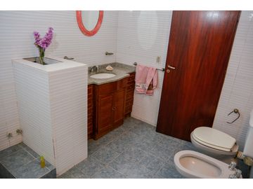 CASA QUINTA EN FUNES CON AMPLIO TERRENO (2700M2)