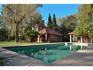 CASA QUINTA EN FUNES CON AMPLIO TERRENO (2700M2)