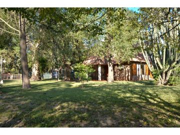 CASA QUINTA EN FUNES CON AMPLIO TERRENO (2700M2)