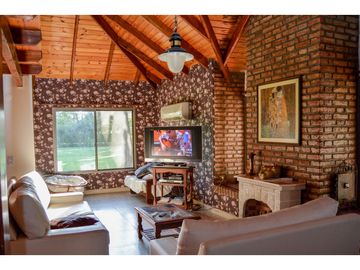CASA QUINTA EN FUNES CON AMPLIO TERRENO (2700M2)