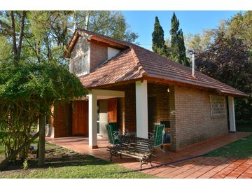 CASA QUINTA EN FUNES CON AMPLIO TERRENO (2700M2)