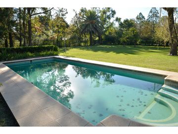 CASA QUINTA EN FUNES CON AMPLIO TERRENO (2700M2)