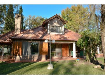 CASA QUINTA EN FUNES CON AMPLIO TERRENO (2700M2)