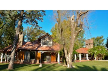 CASA QUINTA EN FUNES CON AMPLIO TERRENO (2700M2)