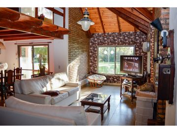 CASA QUINTA EN FUNES CON AMPLIO TERRENO (2700M2)