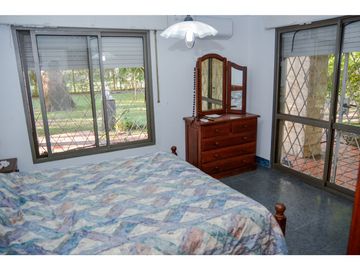 CASA QUINTA EN FUNES CON AMPLIO TERRENO (2700M2)