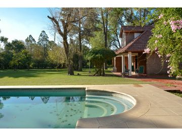 CASA QUINTA EN FUNES CON AMPLIO TERRENO (2700M2)