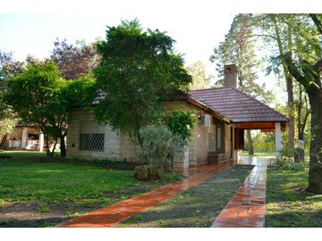 CASA QUINTA EN FUNES CON AMPLIO TERRENO (2700M2)