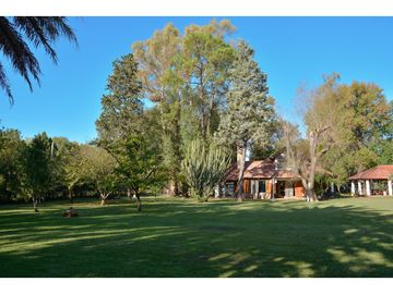 CASA QUINTA EN FUNES CON AMPLIO TERRENO (2700M2)