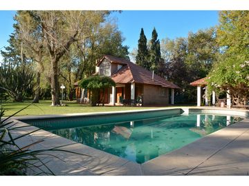 CASA QUINTA EN FUNES CON AMPLIO TERRENO (2700M2)