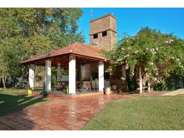 CASA QUINTA EN FUNES CON AMPLIO TERRENO (2700M2)