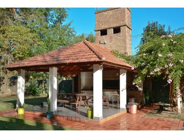 CASA QUINTA EN FUNES CON AMPLIO TERRENO (2700M2)